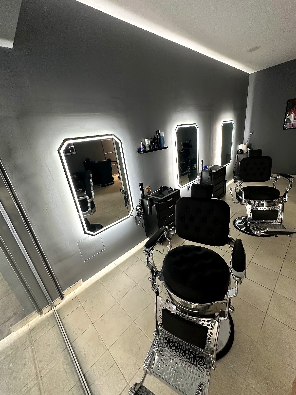 Δερμάτινες καρέκλες barber με φωτιζόμενους καθρέφτες στο EPIC