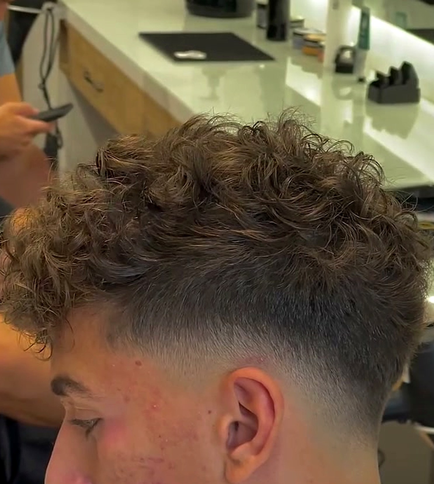 Σγουρό κούρεμα με fade στο EPIC Barbershop