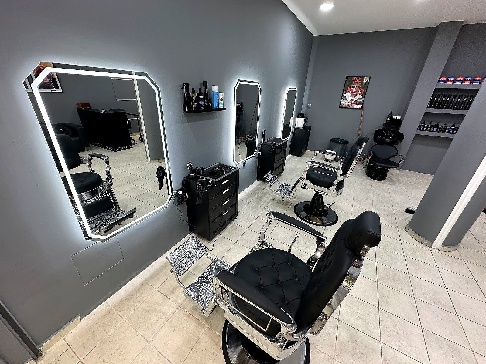 Το εσωτερικό του EPIC Barbershop στη Βαλαωρίτου, με φωτιζόμενους καθρέφτες και μαύρες δερμάτινες καρέκλες